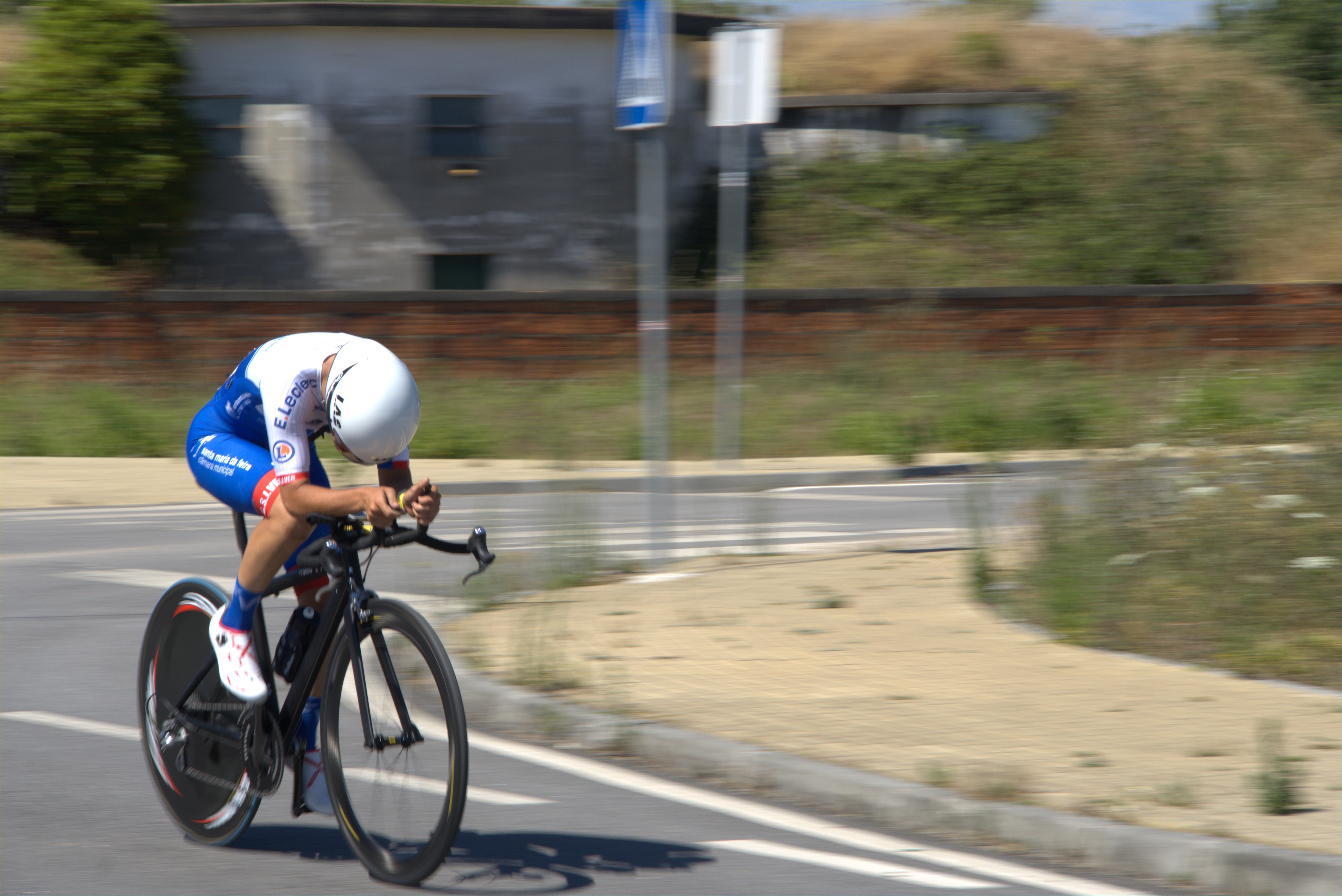 ciclista em competição de contra-relógio