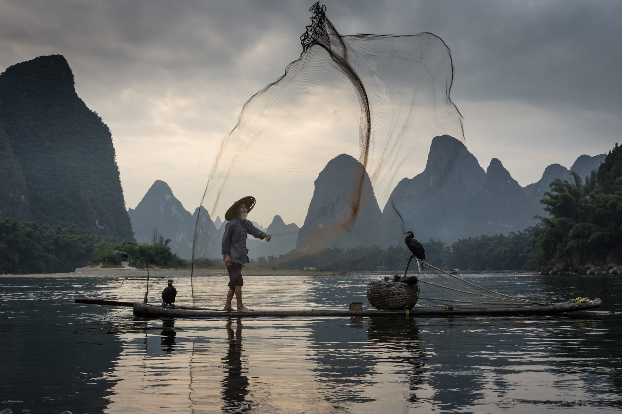 Chinese Fisherman throwing his net Chinese Fisherman throwing his net