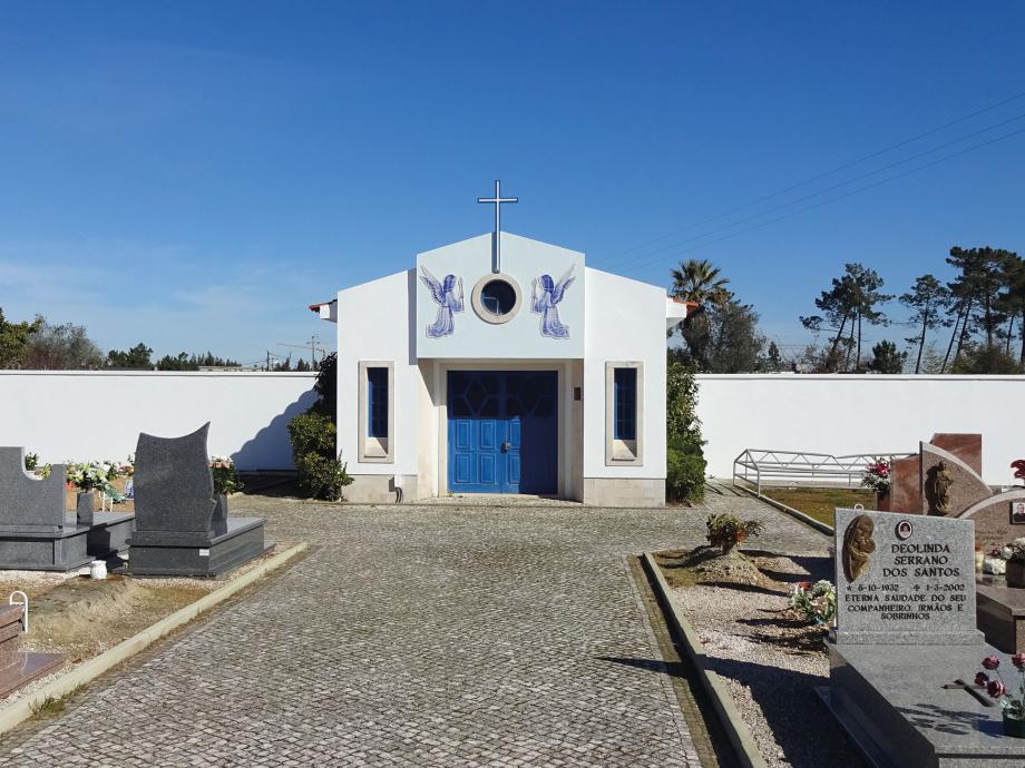 Anjos recortados em capela Pintura artística - gestos nativos
