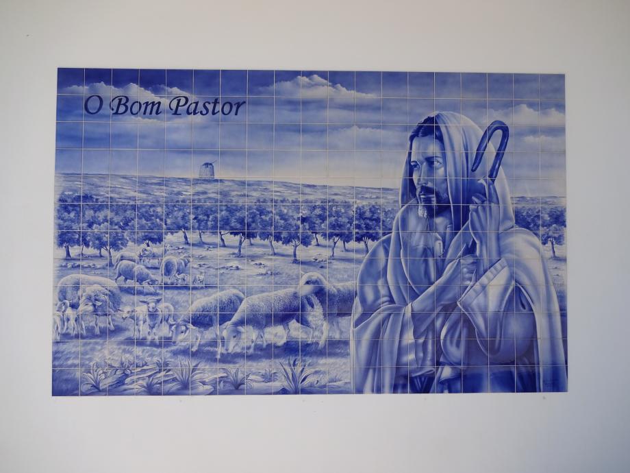 Pintura manual em azulejo.