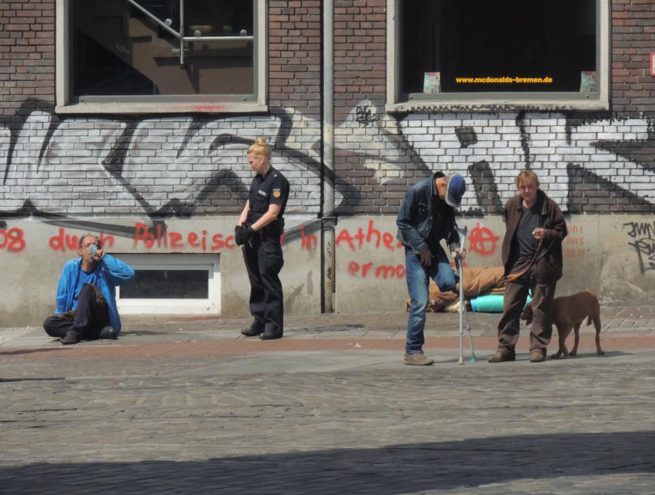 Mc Water, please Police helps sick homeless, giving him a bottle of water.