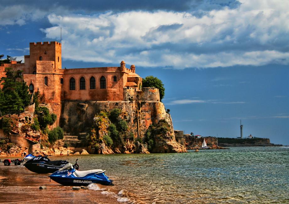 Contrastes Castelo de Ferragudo. Contraste entre o antigo e o moderno.