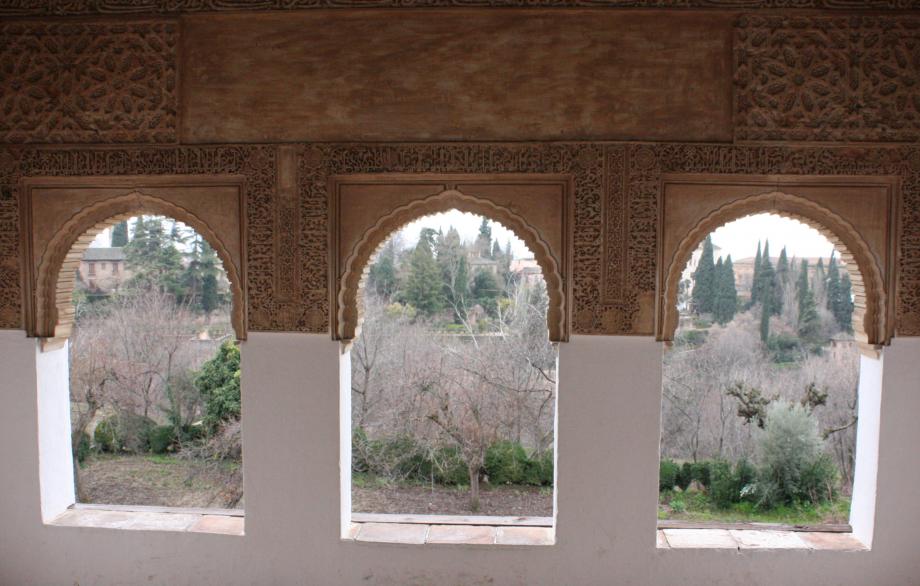 Alhamba a Vermelha A Alhambra ou, preferencialmente, Alambra (em árabe: الحمراء; "a Vermelha") localiza-se na cidade e município de Granada,