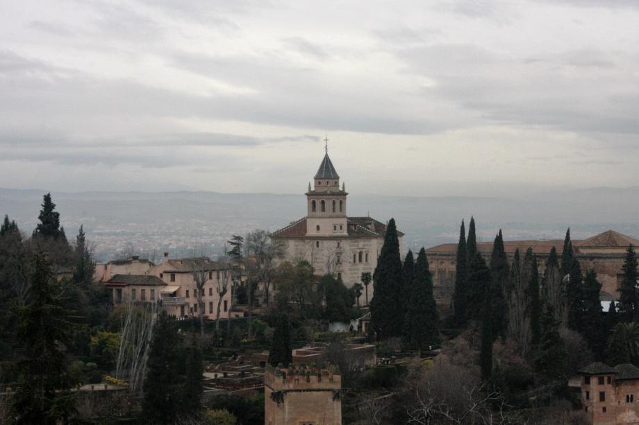 Alhambra a Vermelha A Alhambra ou, preferencialmente, Alambra (em árabe: الحمراء; "a Vermelha") localiza-se na cidade e município de Granada,