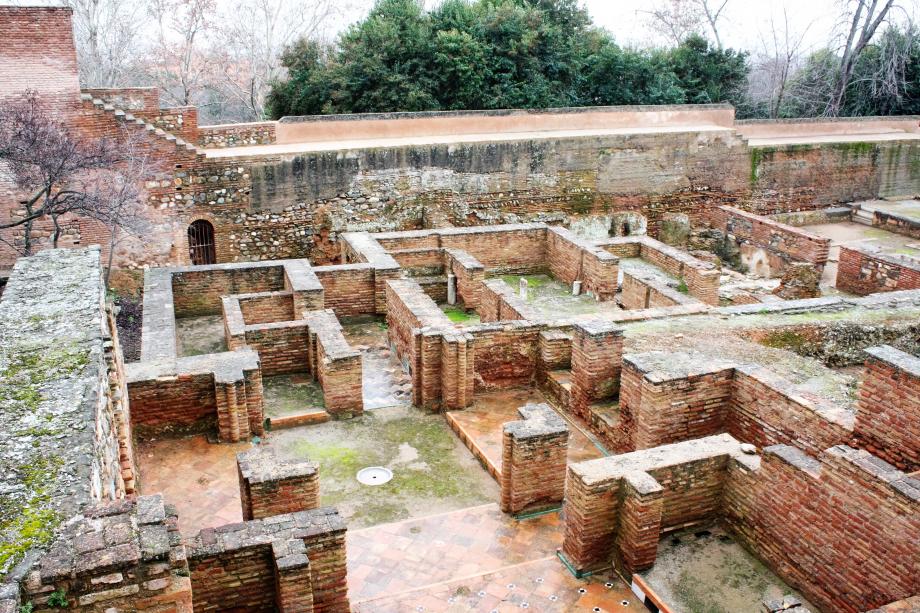 Alhambra a Vermelha A Alhambra ou, preferencialmente, Alambra (em árabe: الحمراء; "a Vermelha") localiza-se na cidade e município de Granada,