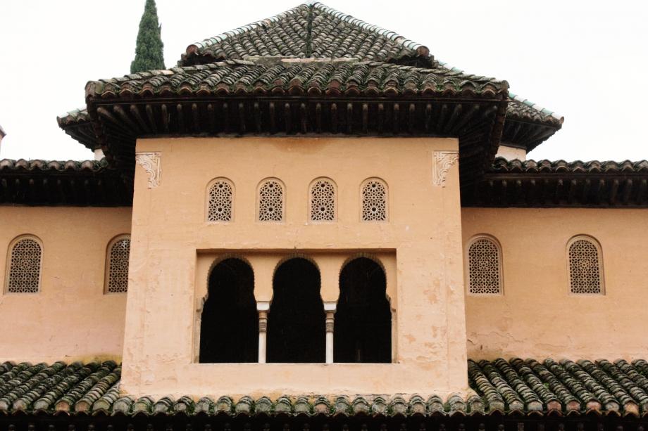 Alhambra a Vermelha A Alhambra ou, preferencialmente, Alambra (em árabe: الحمراء; "a Vermelha") localiza-se na cidade e município de Granada,