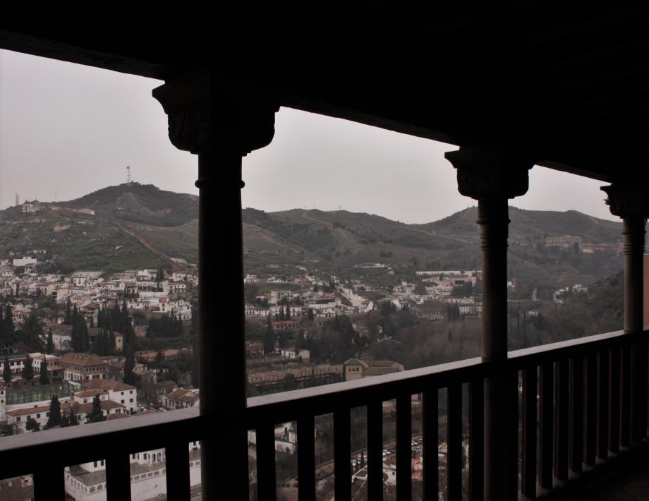 Alhambra a Vermelha A Alhambra ou, preferencialmente, Alambra (em árabe: الحمراء; "a Vermelha") localiza-se na cidade e município de Granada,