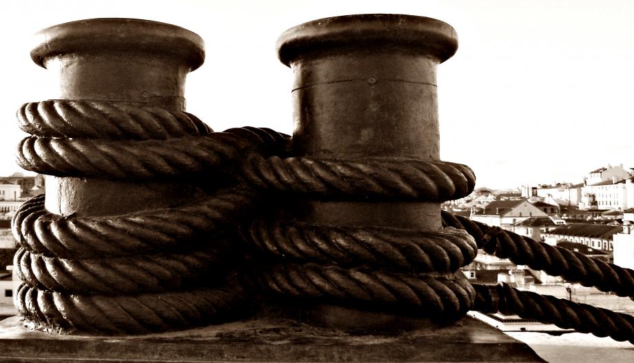 Lisboa cidade à beira rio com amarras nos cais