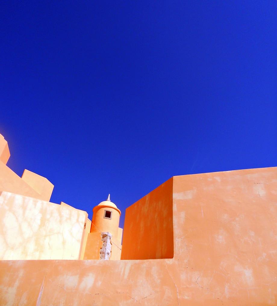 Forte laranja de São Julião da Barra sob céu azul intenso