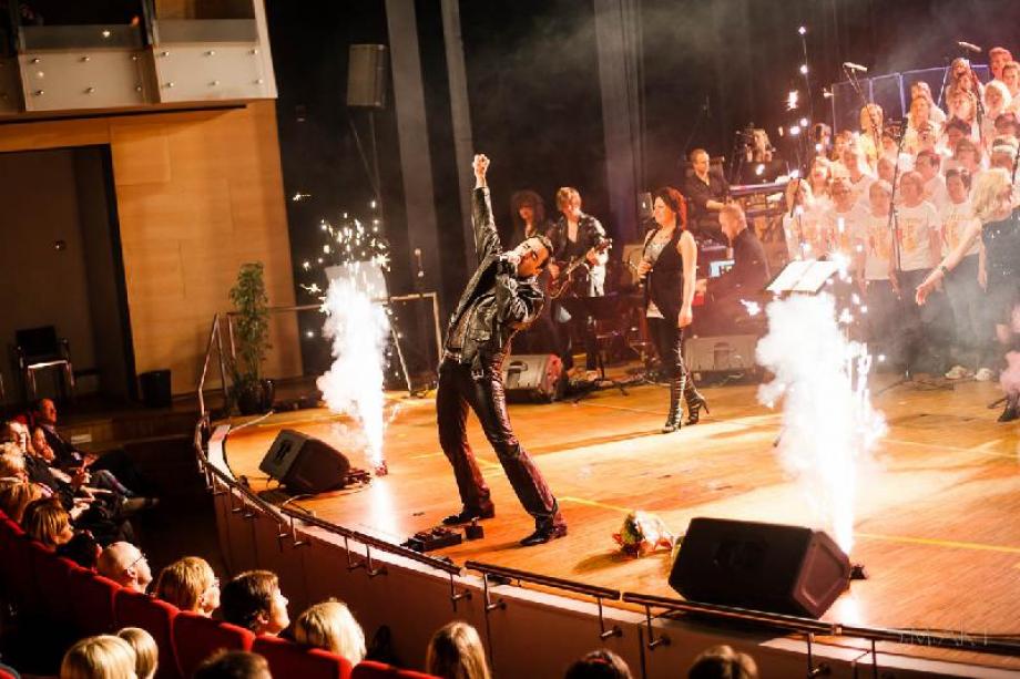 Leonarde a cantar um tributo ao grupo "Qeen" Leonarde a cantar um tributo ao grupo "Qeen"