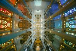 Explosão Cromática Fantástico teto da monumental Sagrada Família, fusão de todas as cores.