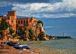 Castelo de Ferragudo. Contraste entre o antigo e o moderno.