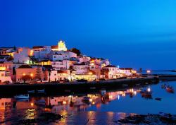 Vista da vila de Ferragudo ao anoitecer