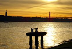 Os poentes vistos de Lisboa refletem-se no rio Tejo