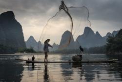 Chinese Fisherman throwing his net Chinese Fisherman throwing his net