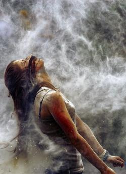 Sou mulher cansada de me ser.